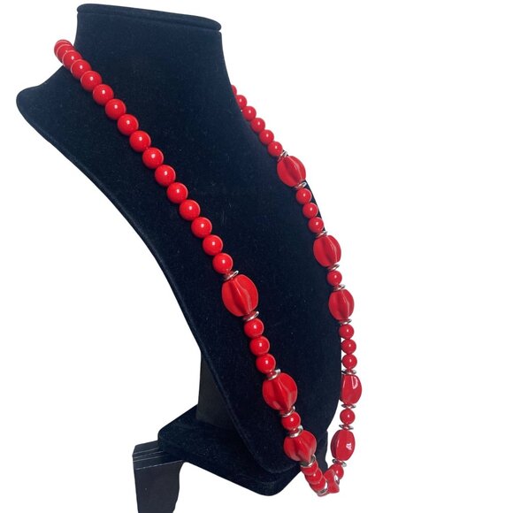 Vintage 80s Cherry Red Lucite Beaded Necklace Long 34" Silver Tone Discs Mod NWT - Picture 7 of 8